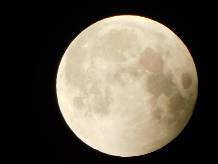 Luna llena brillante sobre el cielo nocturno